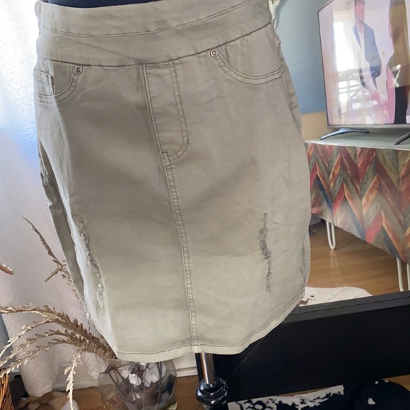 Distressed pale army green denim skirt - Picture 3 of 4